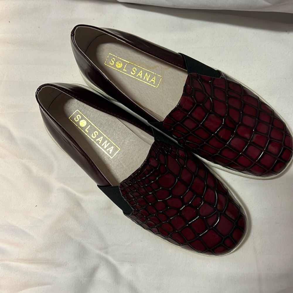 Solsana Maroon Black Croc Embossed Slip On Loafers.  size 8. EU 38